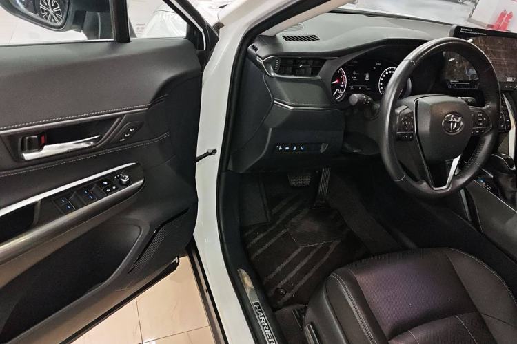 Used Toyota Harrier 2022 2.0L CVT Two-Wheel Drive Deluxe Edition Interior 3