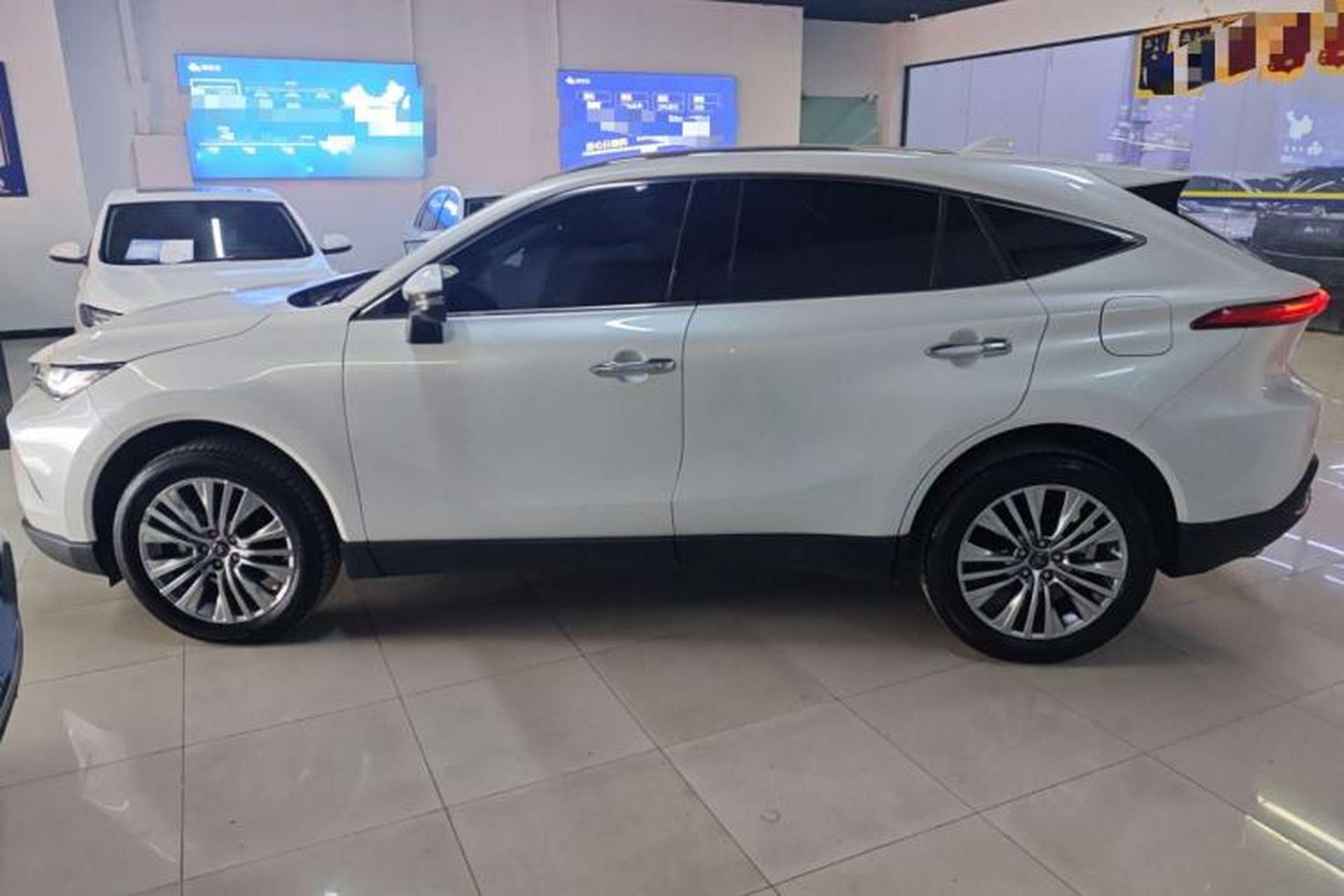 Used Toyota Harrier 2022 2.0L CVT Two-Wheel Drive Deluxe Edition Left Side