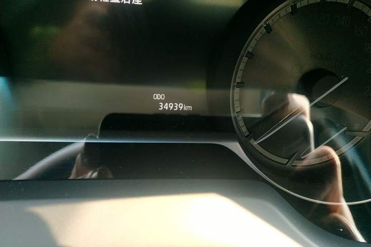 Used Toyota Harrier 2022 2.0L CVT Two-Wheel Drive Luxury Edition Odometer Close Up