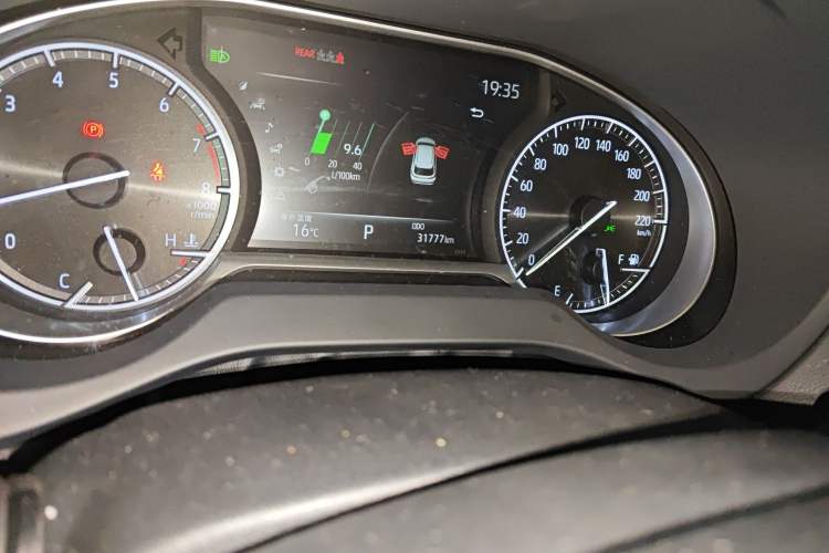 Used Toyota Harrier 2022 2.0L CVT Two-Wheel Drive Deluxe Edition Odometer Close Up