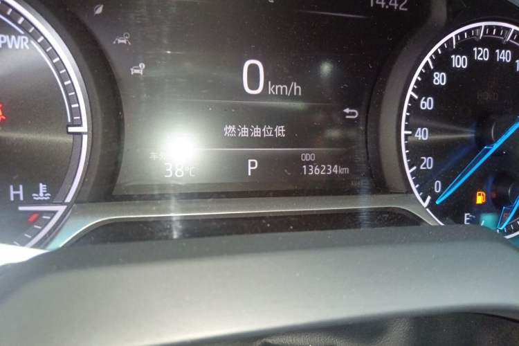 Used Toyota Harrier 2022 Dual-Engine 2.5L CVT Two-Wheel Drive Luxury Edition Odometer Close Up