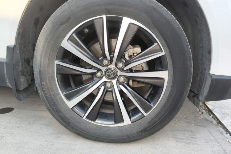 Used Toyota Harrier 2022 Dual-Engine 2.5L CVT Two-Wheel Drive Luxury Edition Right Front Wheel Hub