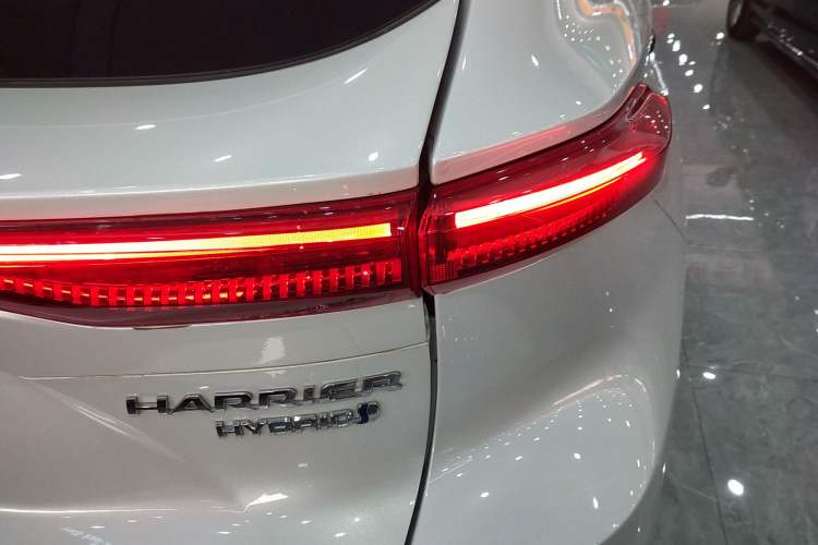 Used Toyota Harrier 2022 Dual-Engine 2.5L CVT Four-Wheel Drive Luxury Edition Right Rear Taillight
