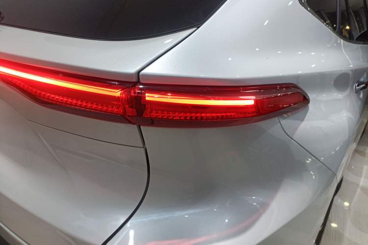 Used Toyota Harrier 2022 Dual-Engine 2.5L CVT Two-Wheel Drive Luxury Edition Right Rear Taillight