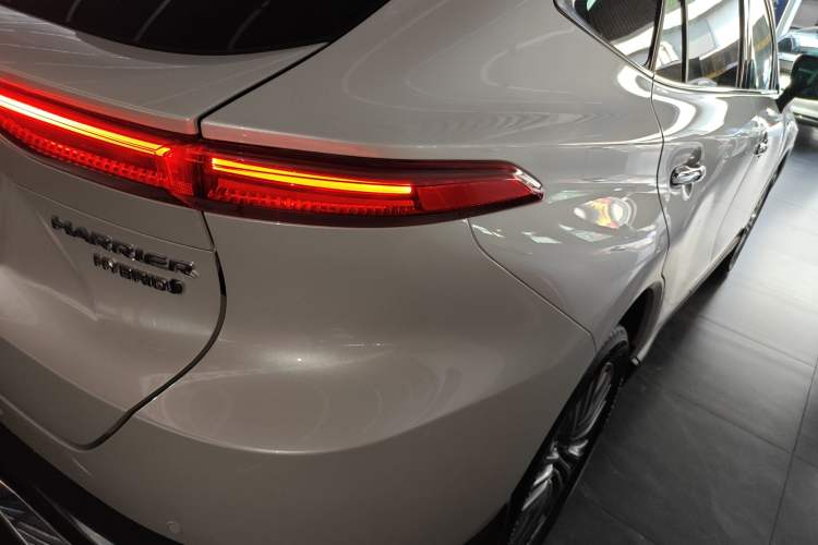Used Toyota Harrier 2022 Dual-Engine 2.5L CVT Four-Wheel Drive Flagship Edition Right Rear Taillight