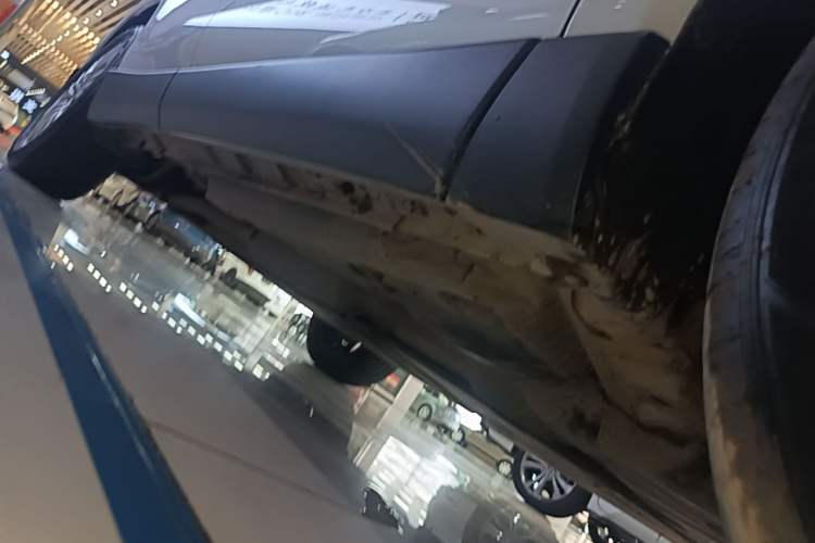 Used Toyota Harrier 2022 Dual-Engine 2.5L CVT Four-Wheel Drive Luxury Edition Right Side Sill