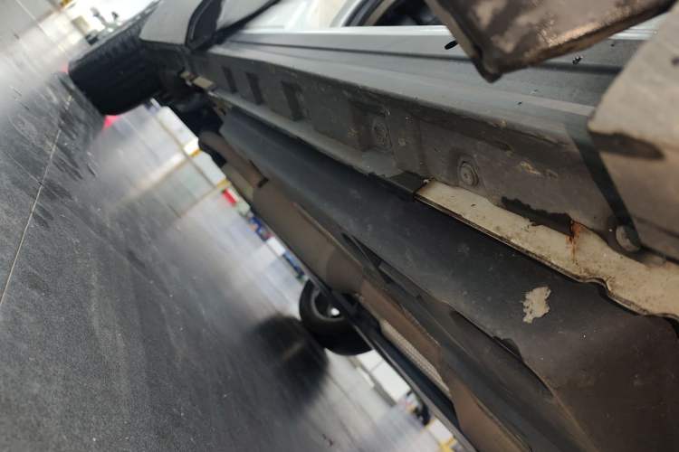 Used Toyota Harrier 2022 Dual-Engine 2.5L CVT Four-Wheel Drive Luxury Edition Right Side Sill