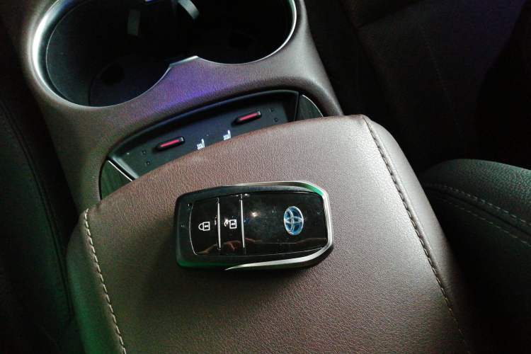 Used Toyota Harrier 2022 Dual-Engine 2.5L CVT Two-Wheel Drive Luxury Edition Vehicle Key