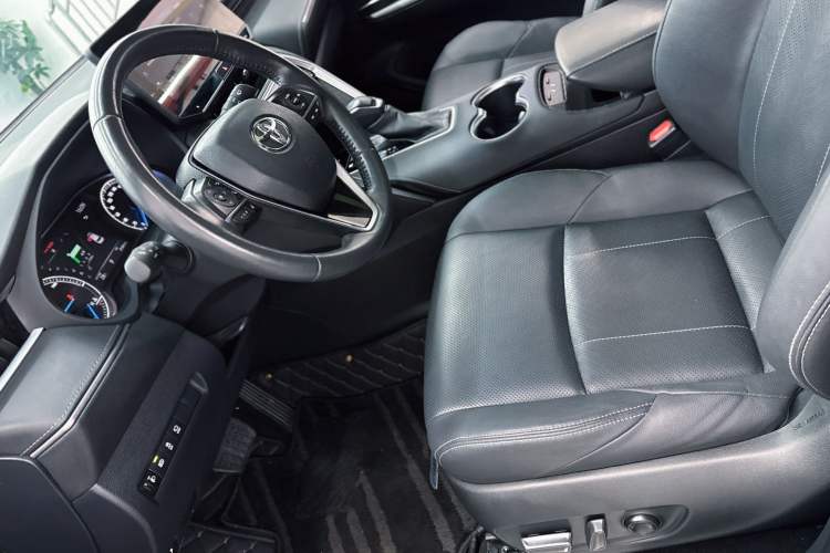 Used Toyota Harrier 2023 Dual-Motor 2.5L CVT 4x4 Deluxe Edition Interior 5