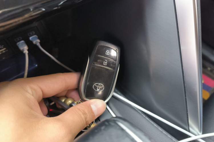 Used Toyota Harrier 2023 2.0L CVT Two-Wheel Drive Entry Version Vehicle Key