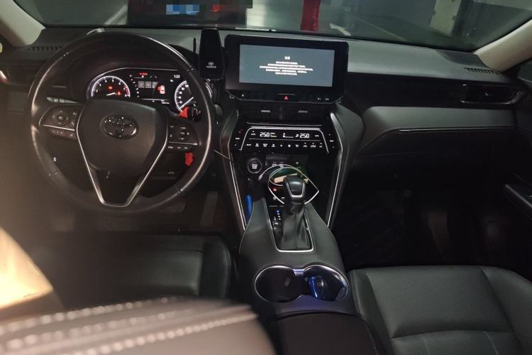 Used Toyota Harrier 2023 2.0L CVT Two-Wheel Drive Luxury Edition Center Console