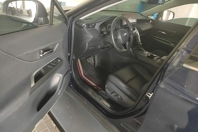 Used Toyota Harrier 2023 2.0L CVT Two-Wheel Drive Luxury Edition Driver Seat