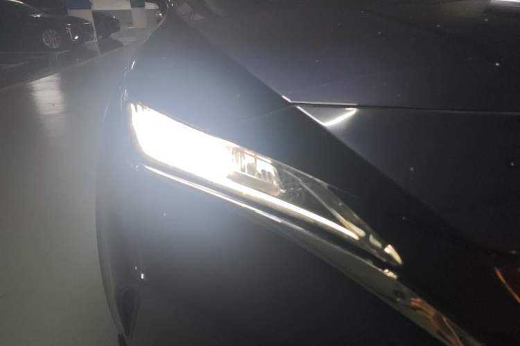 Used Toyota Harrier 2023 2.0L CVT Two-Wheel Drive Luxury Edition Right Front Headlight