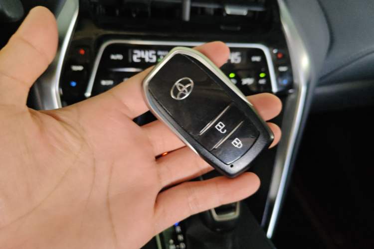 Used Toyota Harrier 2023 2.0L CVT Two-Wheel Drive Luxury Edition Vehicle Key