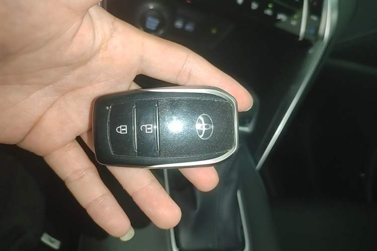 Used Toyota Harrier 2023 2.0L CVT Two-Wheel Drive Luxury Edition Vehicle Key