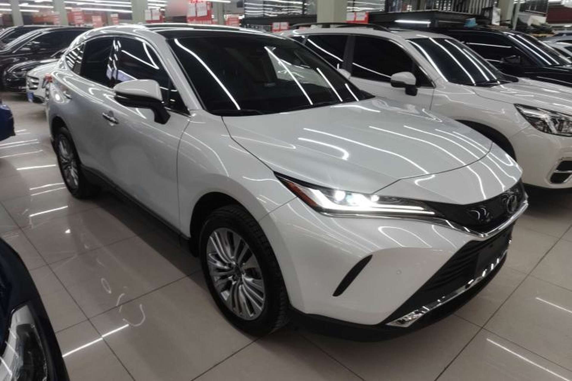 Used Toyota Harrier 2023 2.0L CVT Two-Wheel Drive Deluxe Edition Exterior 1