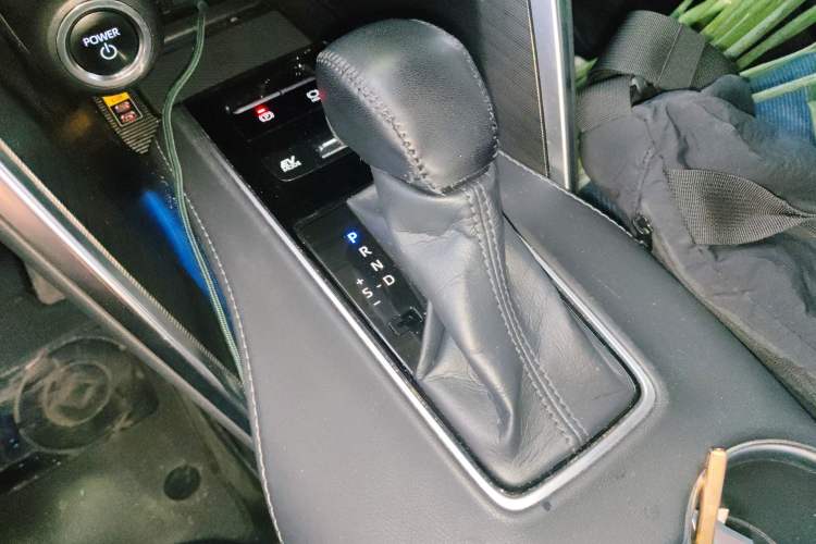 Used Toyota Harrier 2023 Dual-Engine 2.5L CVT Two-Wheel Drive Luxury Edition Gear Lever