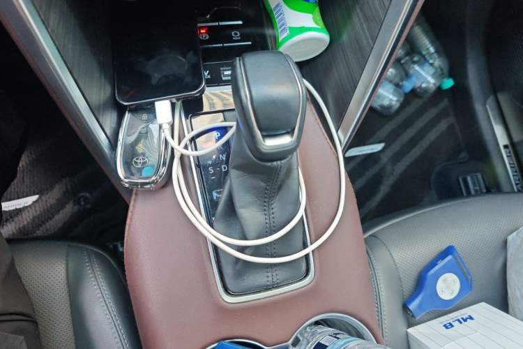 Used Toyota Harrier 2023 Dual-Engine 2.5L CVT Two-Wheel Drive Luxury Edition Gear Lever