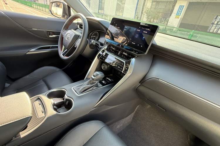 Used Toyota Harrier 2023 2.0L CVT Two-Wheel Drive Deluxe Edition Interior 2
