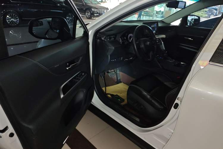 Used Toyota Harrier 2023 2.0L CVT Two-Wheel Drive Entry Version Interior 3