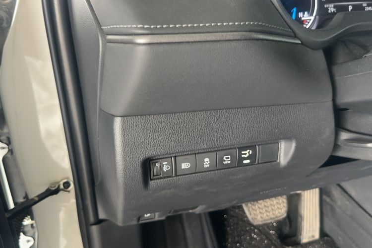 Used Toyota Harrier 2023 Dual-Motor 2.5L CVT 4x4 Deluxe Edition Interior 3
