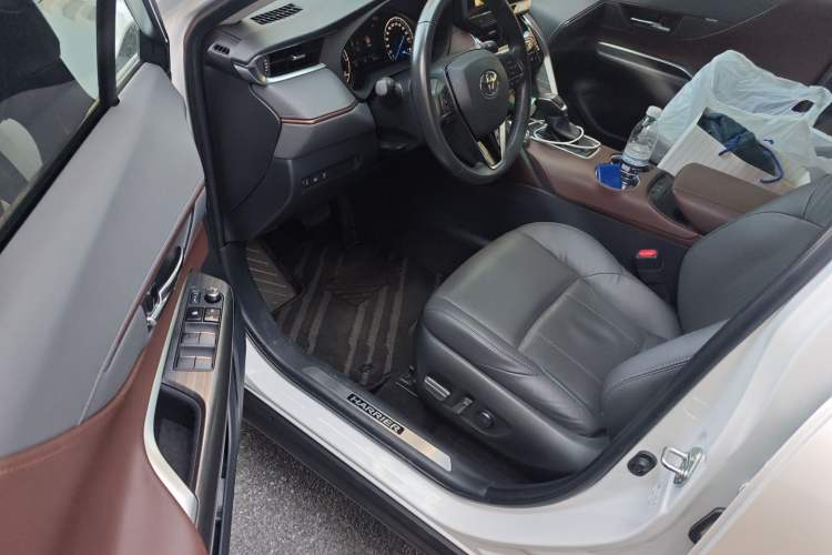 Used Toyota Harrier 2023 Dual-Engine 2.5L CVT Two-Wheel Drive Luxury Edition Interior 3