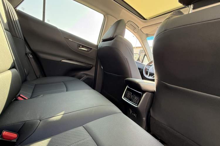 Used Toyota Harrier 2023 2.0L CVT Two-Wheel Drive Deluxe Edition Interior 3