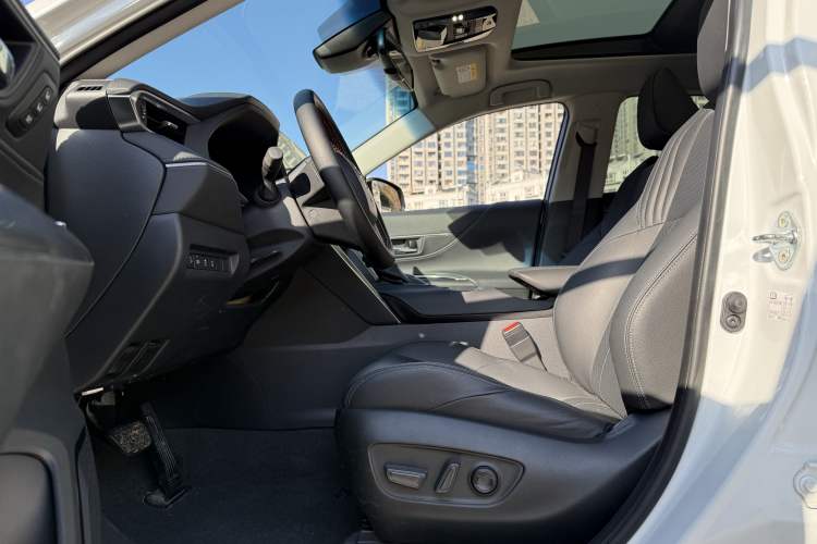 Used Toyota Harrier 2023 2.0L CVT Two-Wheel Drive Deluxe Edition Interior 7