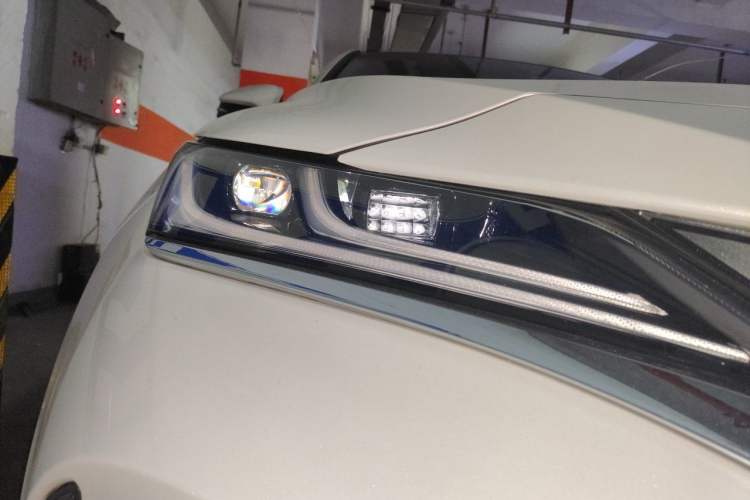 Used Toyota Harrier 2023 2.0L CVT Two-Wheel Drive Deluxe Edition Right Front Headlight