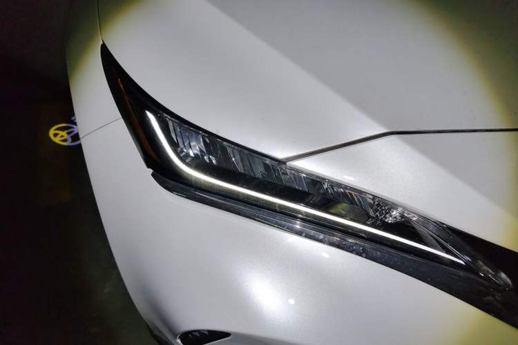 Used Toyota Harrier 2023 2.0L CVT Two-Wheel Drive Entry Version Right Front Headlight