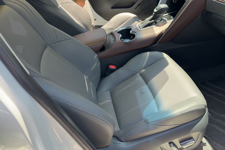 Used Toyota Harrier 2023 2.0L CVT Two-Wheel Drive Luxury Edition Right Front Seat