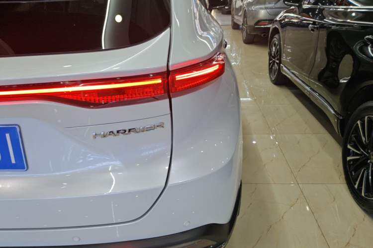 Used Toyota Harrier 2023 2.0L CVT Two-Wheel Drive 20th Anniversary Platinum Edition Right Rear Taillight