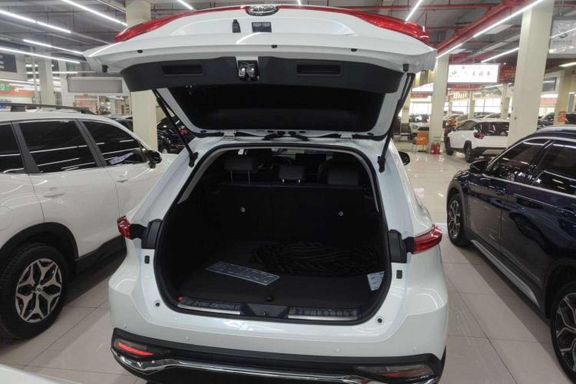 Used Toyota Harrier 2023 2.0L CVT Two-Wheel Drive Deluxe Edition Trunk