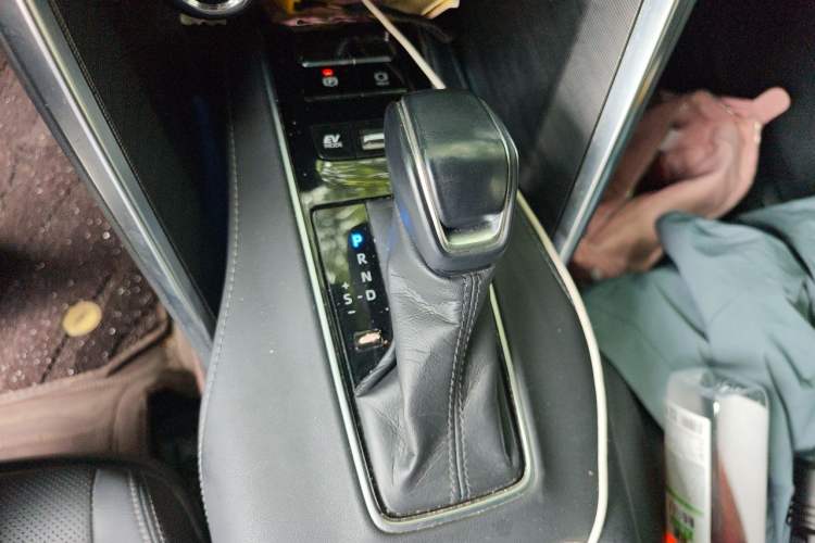 Used Toyota Harrier 2024 Dual-Engine 2.5L CVT Two-Wheel Drive Luxury Edition Gear Lever