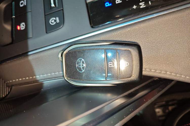 Used Toyota Harrier 2024 2.0L CVT Two-Wheel Drive Entry Version Vehicle Key