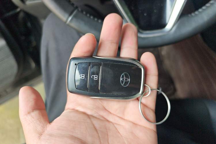 Used Toyota Harrier 2024 Dual-Engine 2.5L CVT Two-Wheel Drive Luxury Edition Vehicle Key