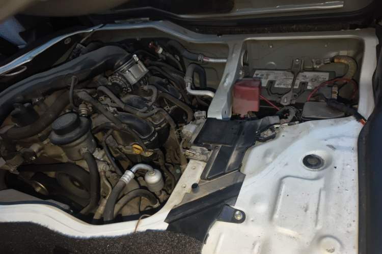 Used Toyota HIACE 2011 2.7L Automatic Standard Edition 13 Seats Engine Bay