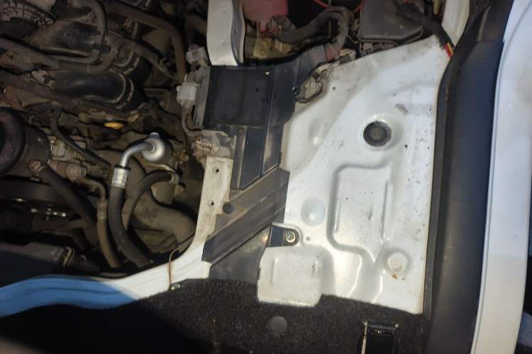 Used Toyota HIACE 2011 2.7L Automatic Standard Edition 13 Seats Engine Bay Left