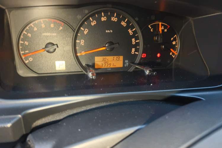 Used Toyota HIACE 2011 2.7L Automatic Standard Edition 13 Seats Odometer Close Up