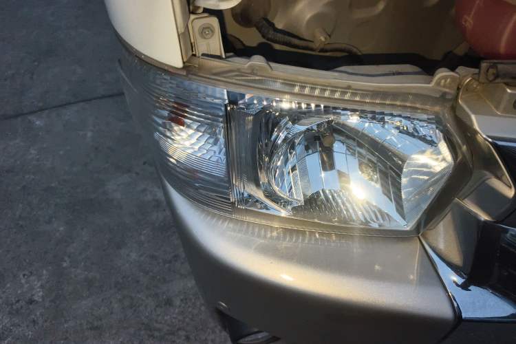 Used Toyota HIACE 2011 2.7L Automatic Standard Edition 13 Seats Right Front Headlight