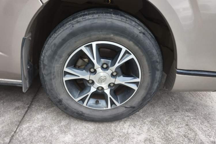 Used Toyota HIACE 2011 2.7L Automatic Standard Edition 13 Seats Right Front Wheel Hub