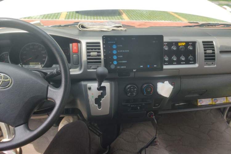 Used Toyota HIACE 2011 2.7L Automatic Standard Edition 13 Seats Audio And AC Panel