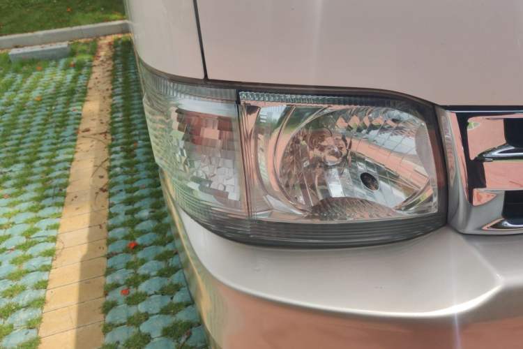 Used Toyota HIACE 2011 2.7L Automatic Standard Edition 13 Seats Right Front Headlight