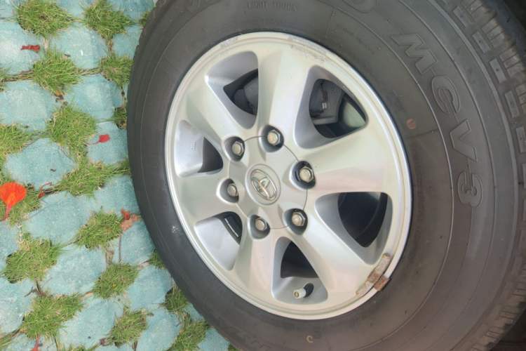 Used Toyota HIACE 2011 2.7L Automatic Standard Edition 13 Seats Right Front Wheel Hub