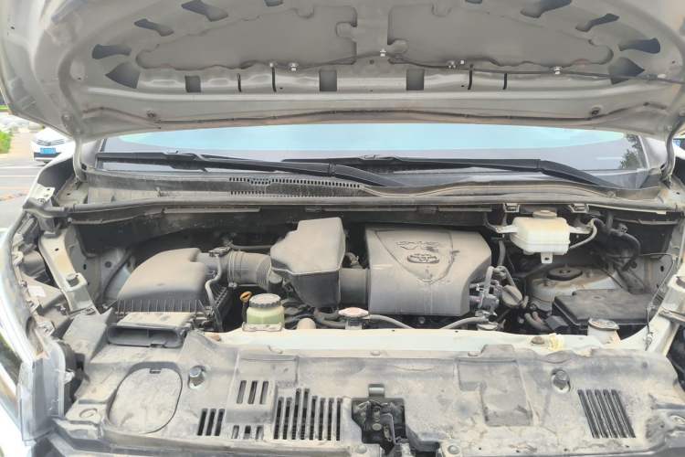 Used Toyota HIACE  Engine Bay