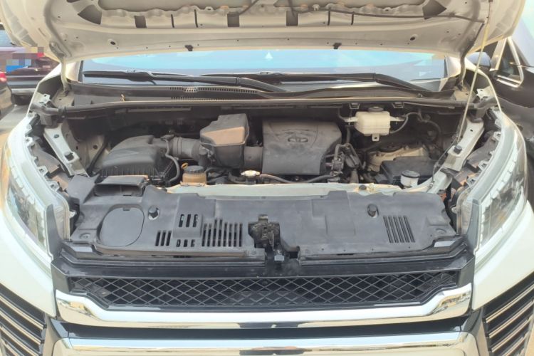 Used Toyota HIACE  Engine Bay