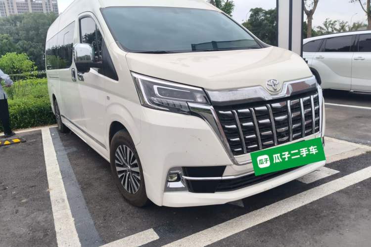 Used Toyota HIACE  Front Right 45 Deg