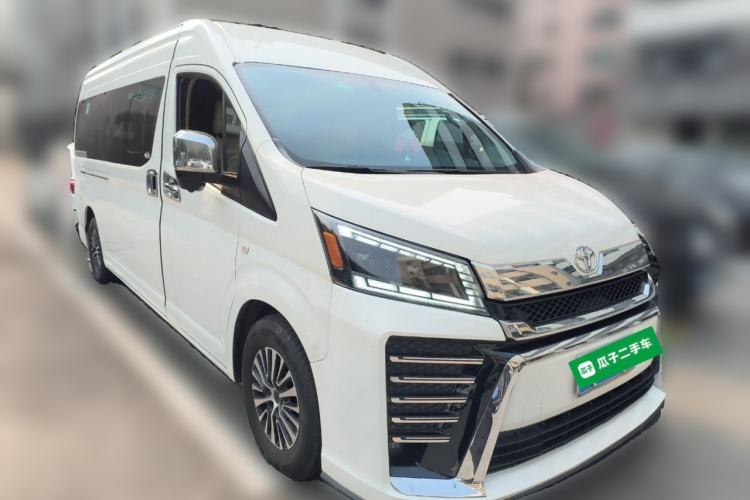 Used Toyota HIACE  Front Right 45 Deg
