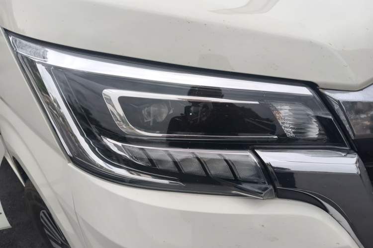 Used Toyota HIACE  Right Front Headlight