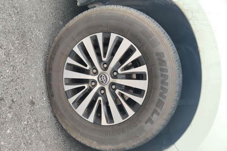 Used Toyota HIACE  Right Front Wheel Hub